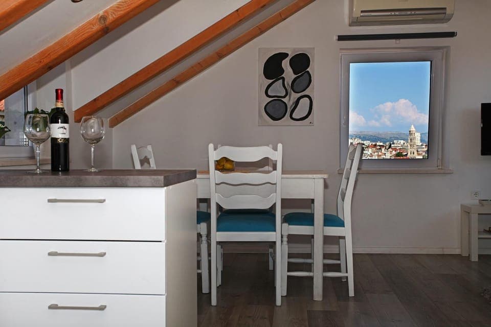 Kitchen or kitchenette, Dining area, City view