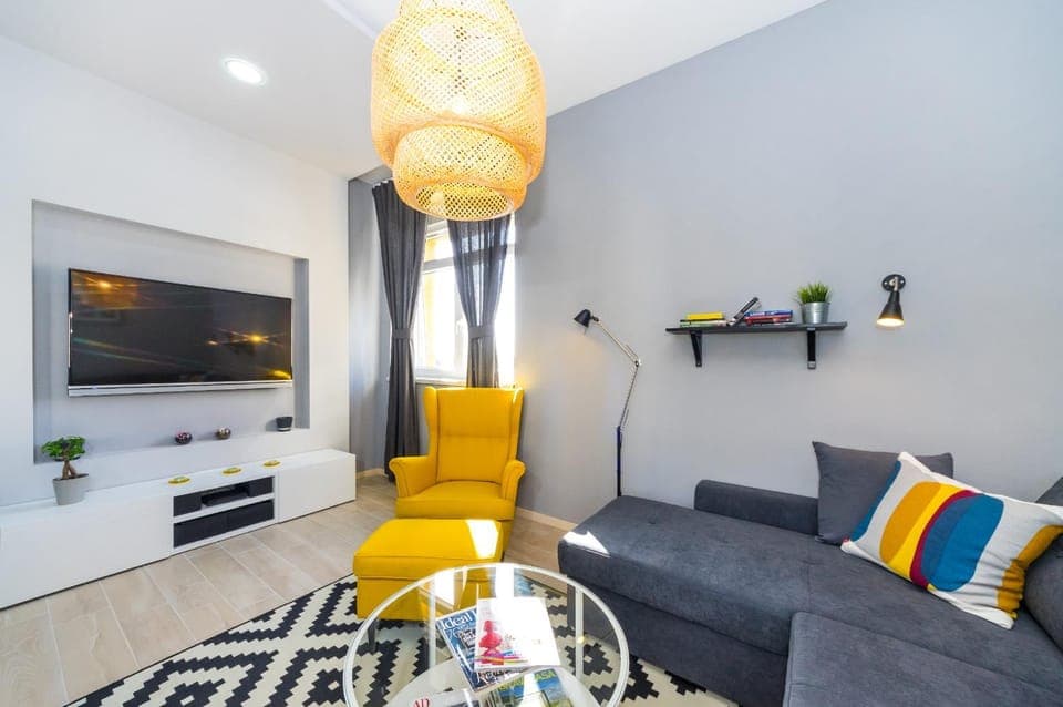 Property building, TV and multimedia, Living room, Photo of the whole room, Seating area