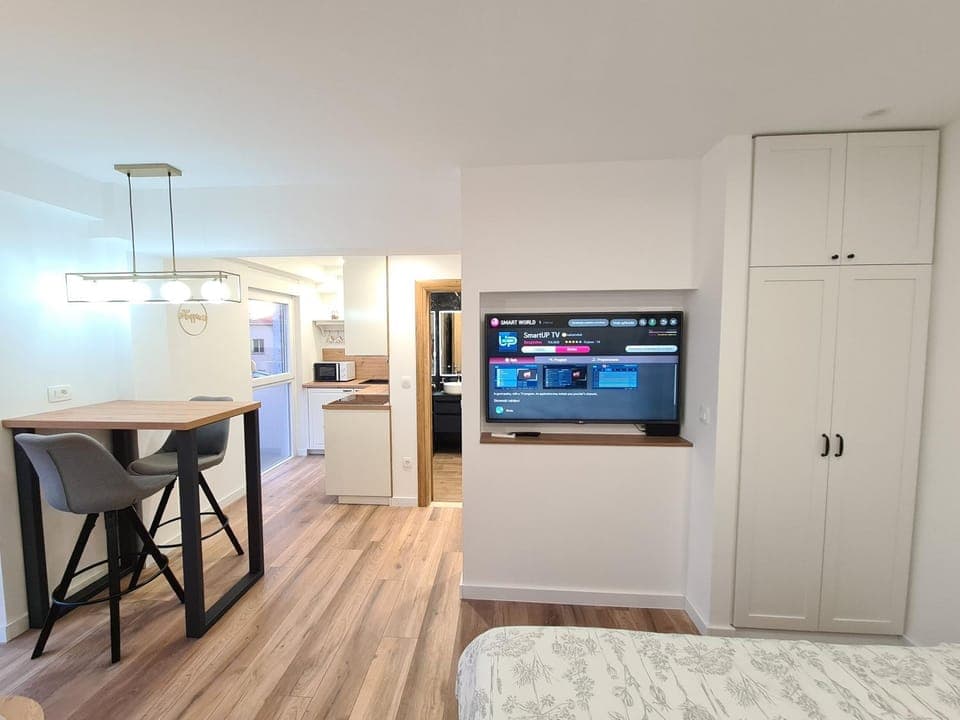 Bed, TV and multimedia, Kitchen or kitchenette, Dining area, Bedroom