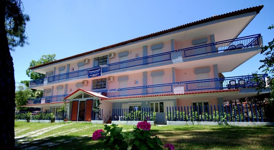 Nearby landmark, Facade/entrance, Day, Garden