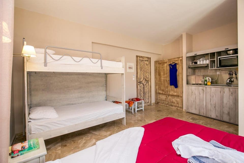 Photo of the whole room, bunk bed, Family