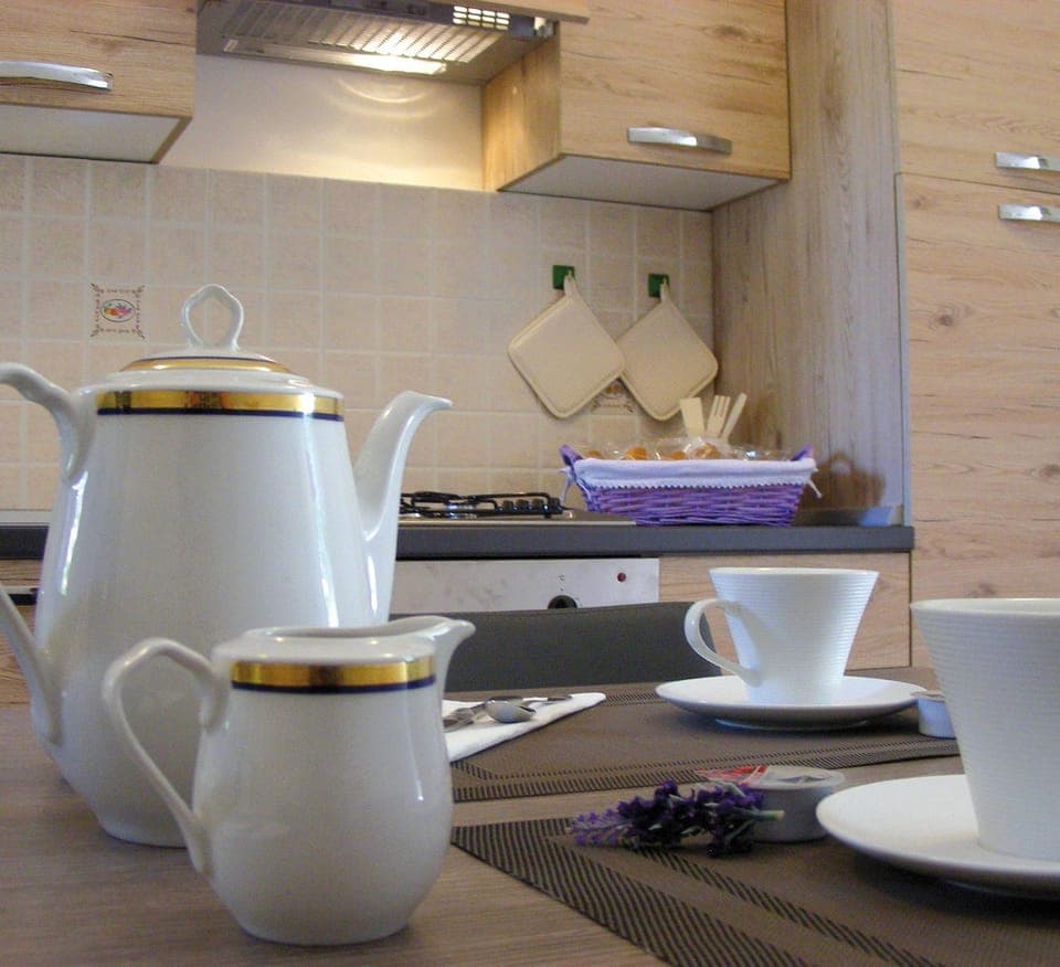 Coffee/tea facilities, Kitchen or kitchenette, Decorative detail, Dining area, Communal kitchen