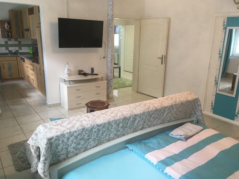 TV and multimedia, Photo of the whole room, Decorative detail, Seating area, Bedroom