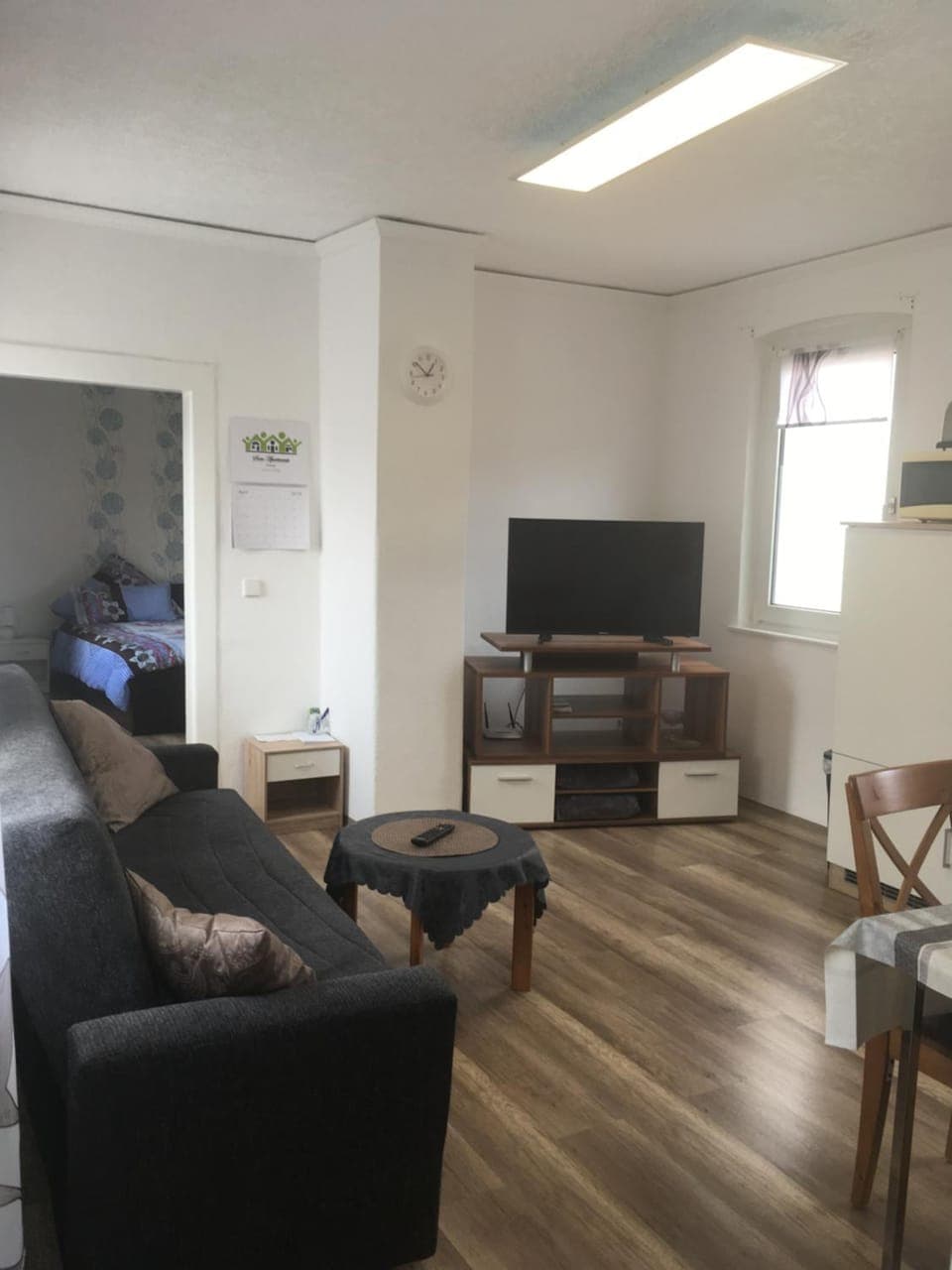 Bed, Day, TV and multimedia, Kitchen or kitchenette, Living room, Photo of the whole room, Decorative detail, Seating area, Street view