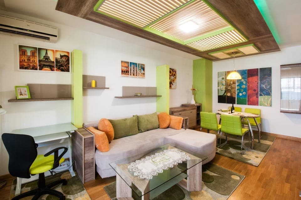 TV and multimedia, Living room, Photo of the whole room, Seating area, Dining area, Family