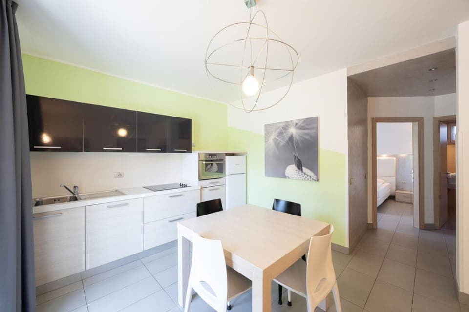 Kitchen or kitchenette, Dining area, stove