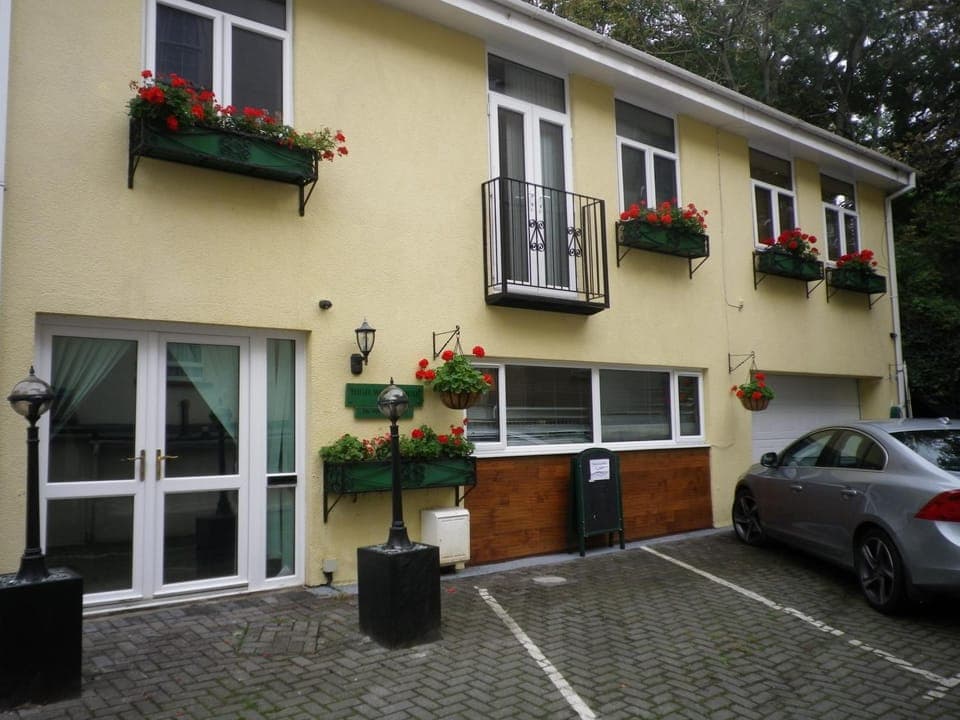 Facade/entrance, Spring