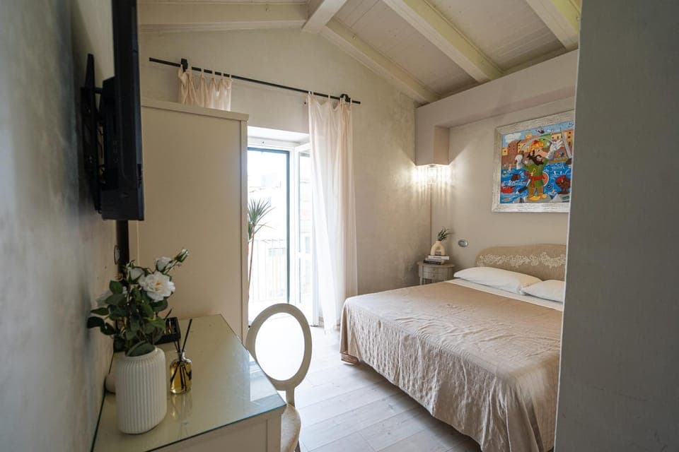 Photo of the whole room, Bedroom