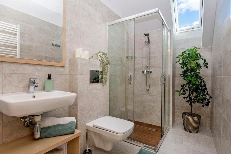 Shower, Toilet, Bathroom, towels