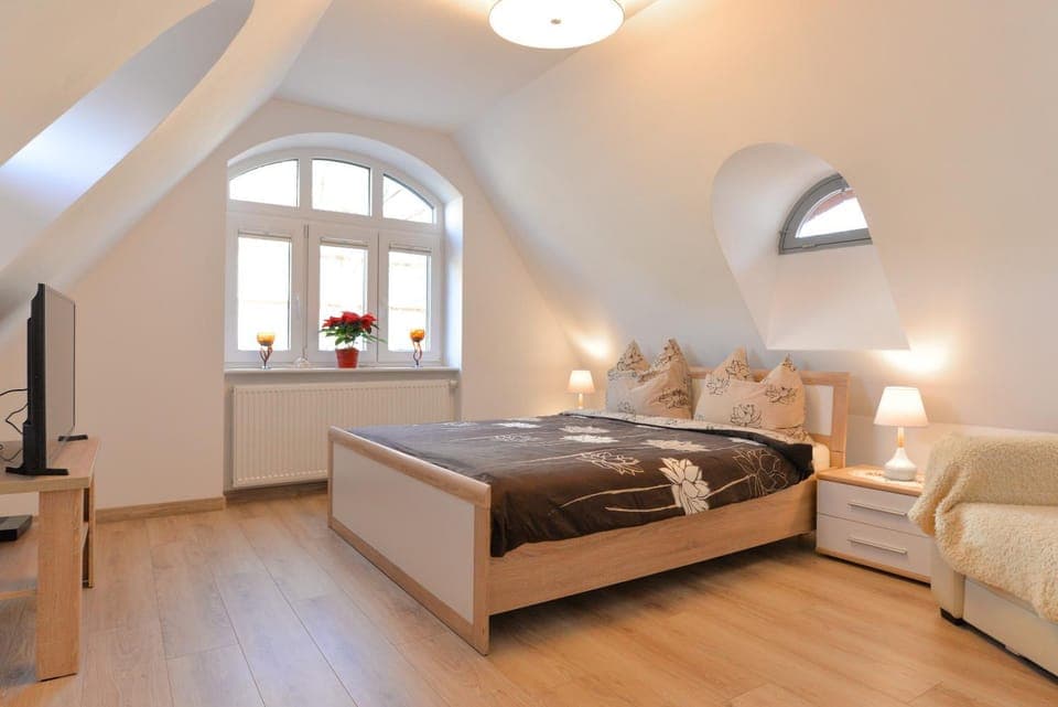 Photo of the whole room, Bedroom