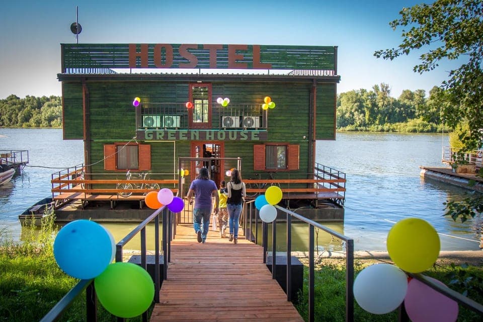 Property building, Facade/entrance, Spring, Off site, Day, People, Property logo or sign, Neighbourhood, Natural landscape, Summer, River view, Street view, group of guests, Family