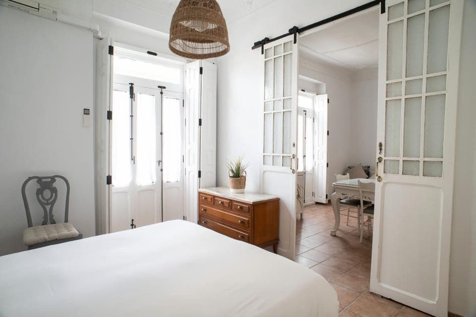 Photo of the whole room, Bedroom