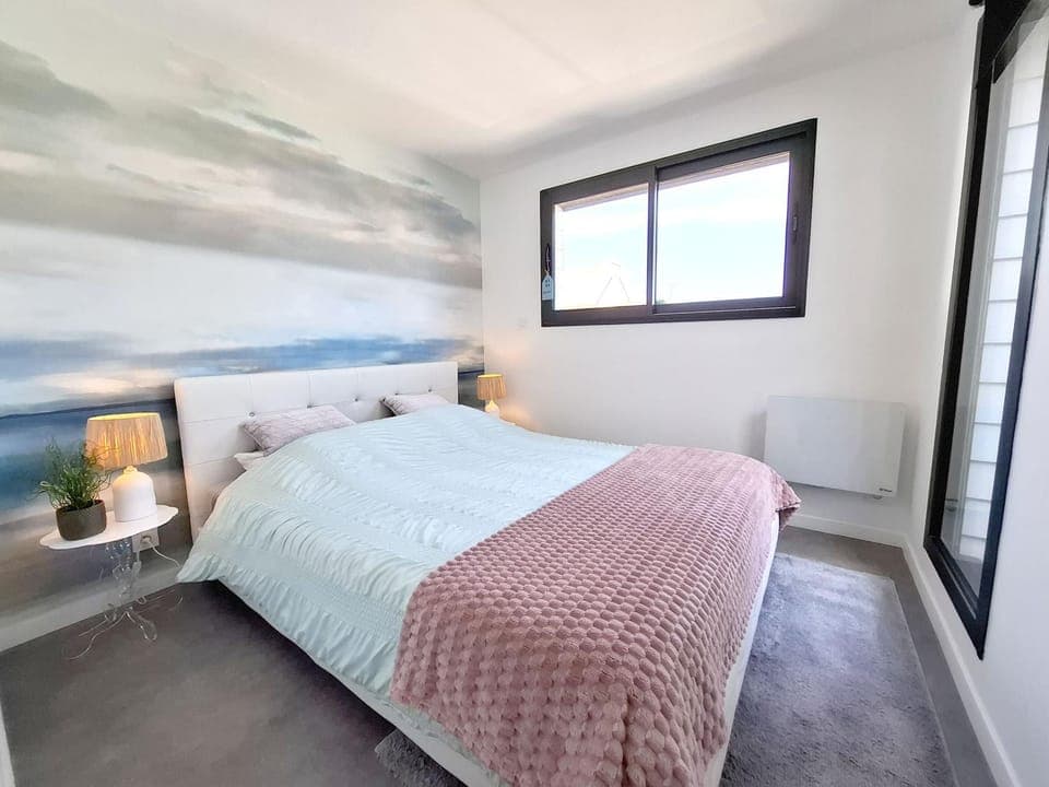 Photo of the whole room, Bedroom