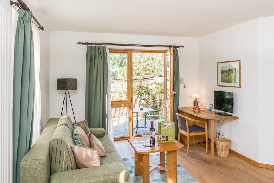 Photo of the whole room, Garden view