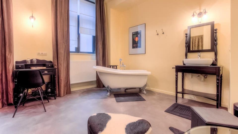 Bathroom, Photo of the whole room, Decorative detail, Decorative detail, Seating area