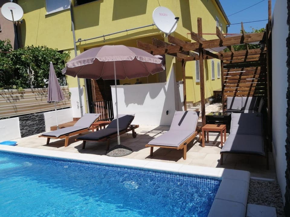 Property building, Patio, Day, View (from property/room), Balcony/Terrace, Balcony/Terrace, Seating area, Pool view, Area and facilities, Swimming pool, sunbed