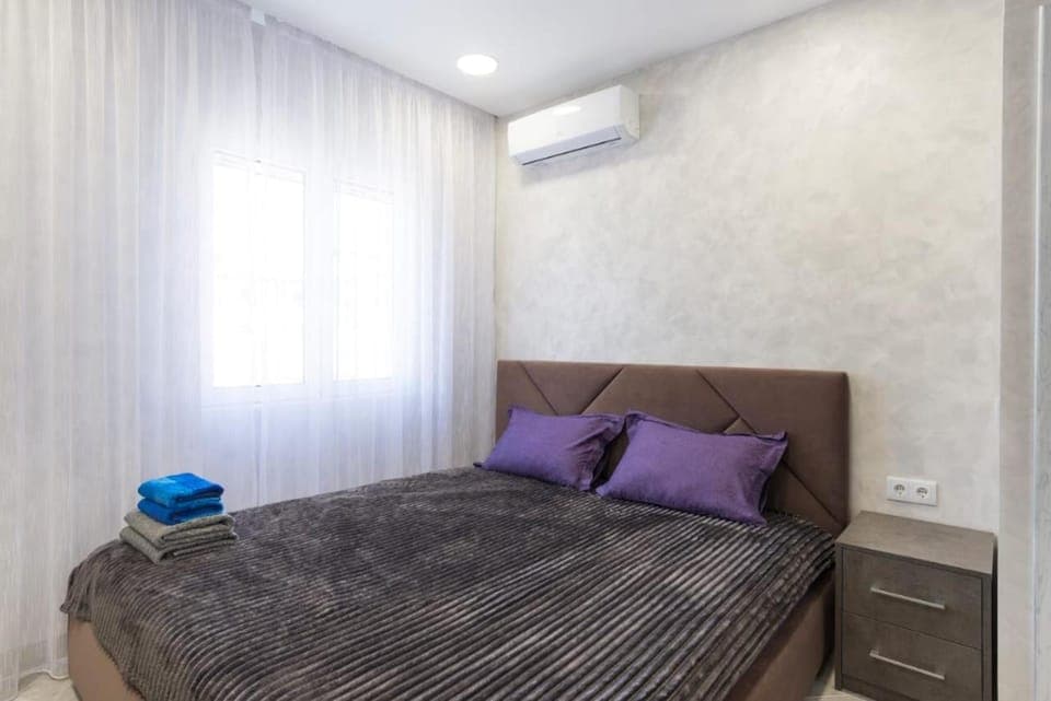 Bed, Photo of the whole room, Bedroom, air conditioner