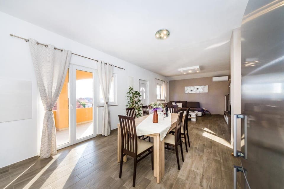 Communal lounge/ TV room, Day, Summer, Kitchen or kitchenette, Food and drinks, Decorative detail, Dining area, City view, Sea view