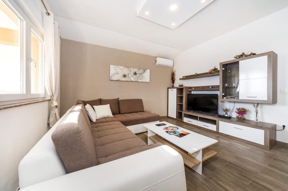 Communal lounge/ TV room, Living room, Decorative detail, Sea view, Area and facilities