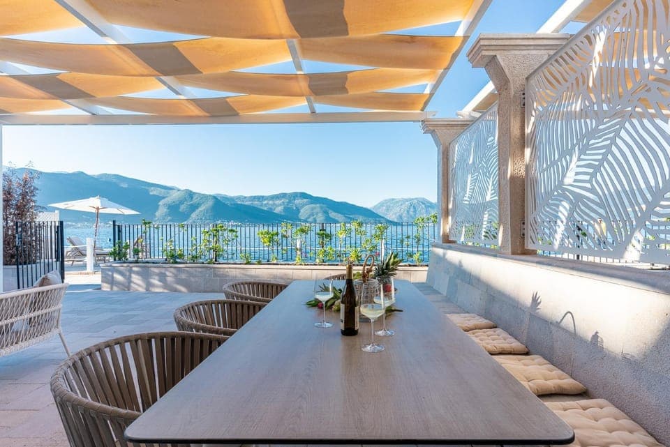 Restaurant/places to eat, Natural landscape, Balcony/Terrace, Mountain view