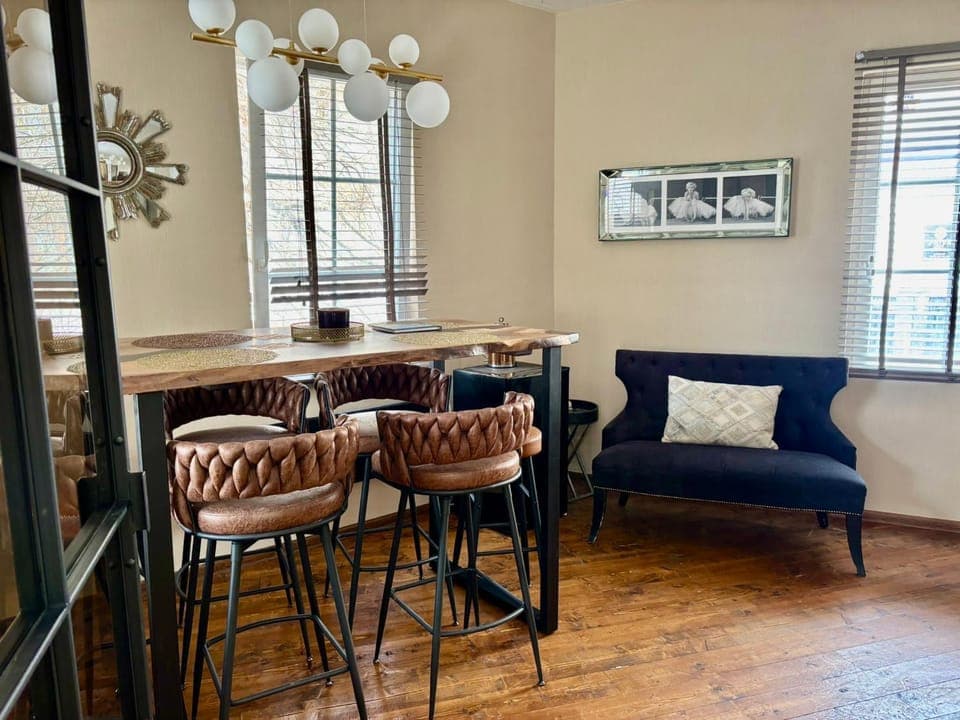 Living room, Seating area, Dining area