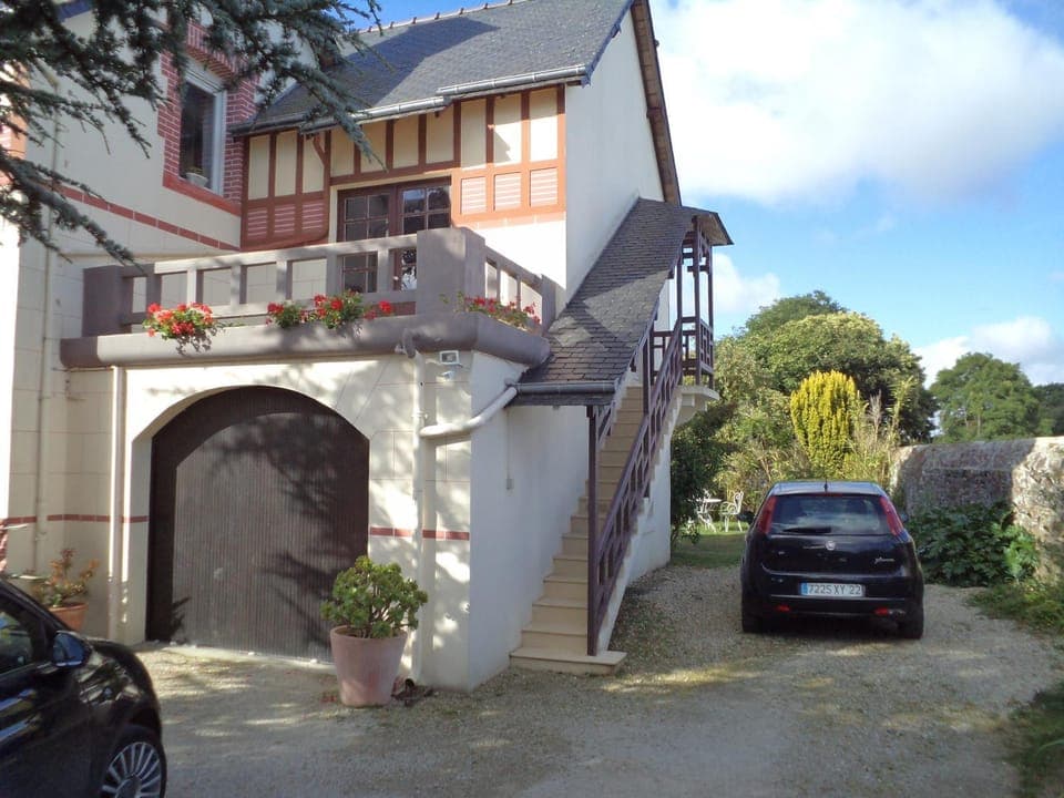 Facade/entrance, Neighbourhood