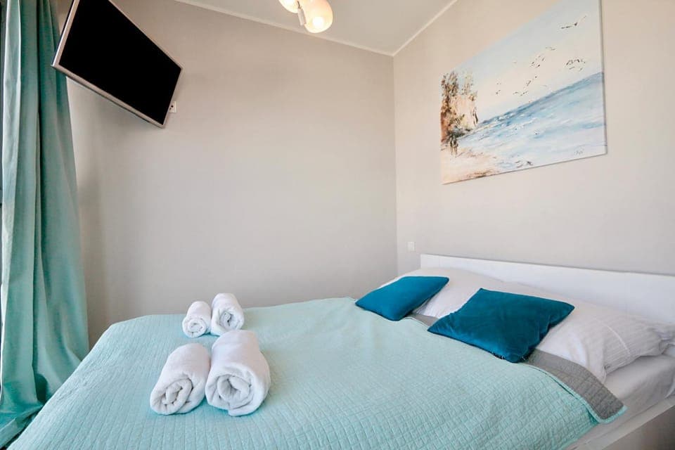 Bed, TV and multimedia, Photo of the whole room, Bedroom, towels