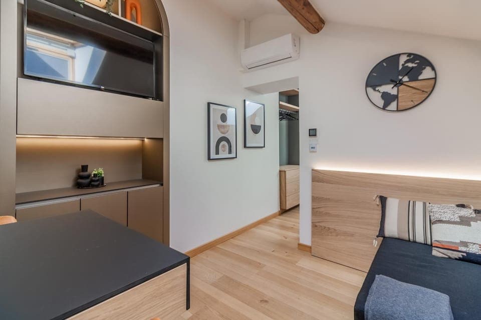 TV and multimedia, Living room, Seating area, air conditioner