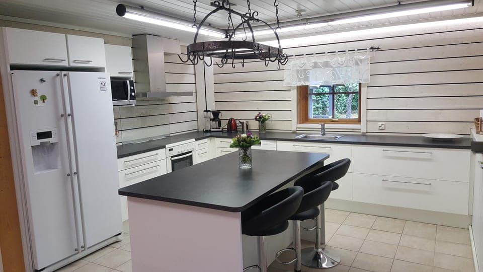 Kitchen or kitchenette, dishwasher, oven