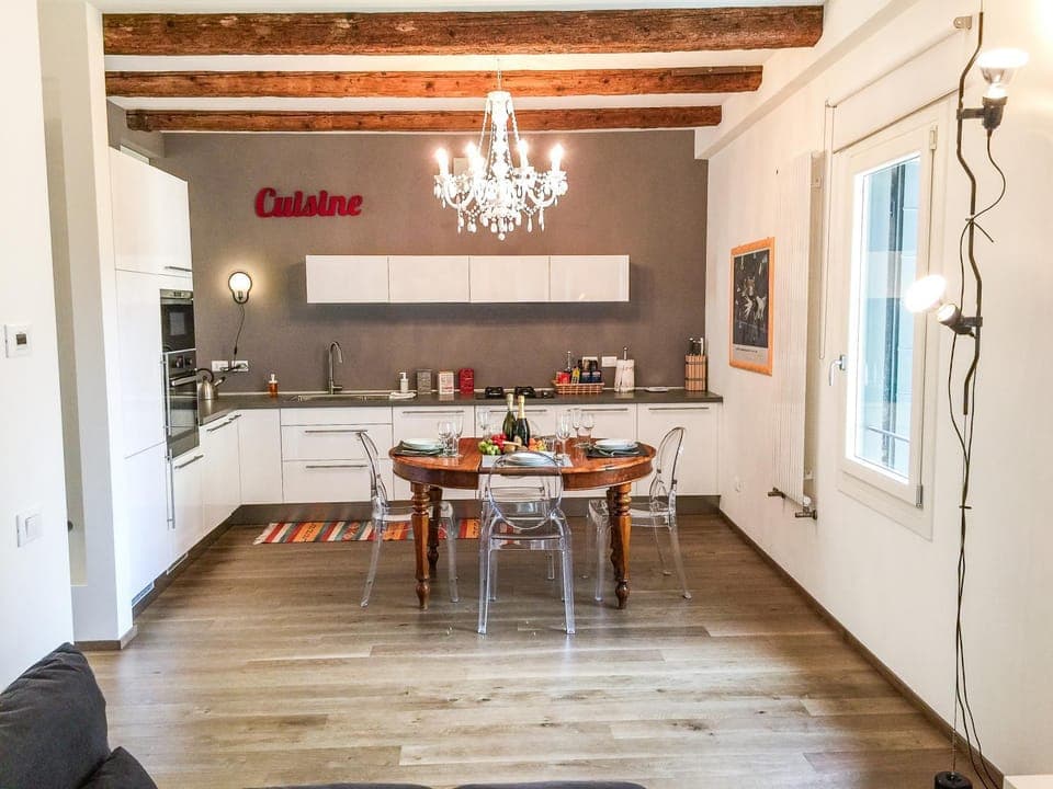 Kitchen or kitchenette, Photo of the whole room, Dining area