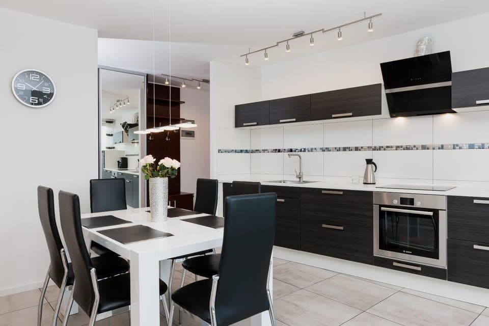 Kitchen or kitchenette, Dining area