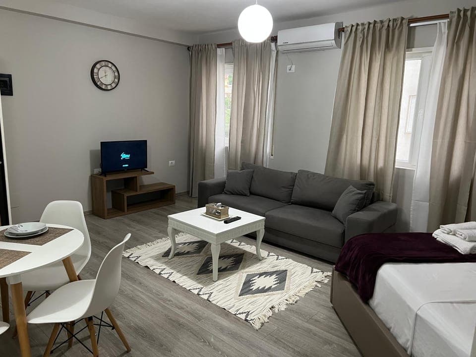 TV and multimedia, Living room, Seating area, Evening entertainment, air conditioner