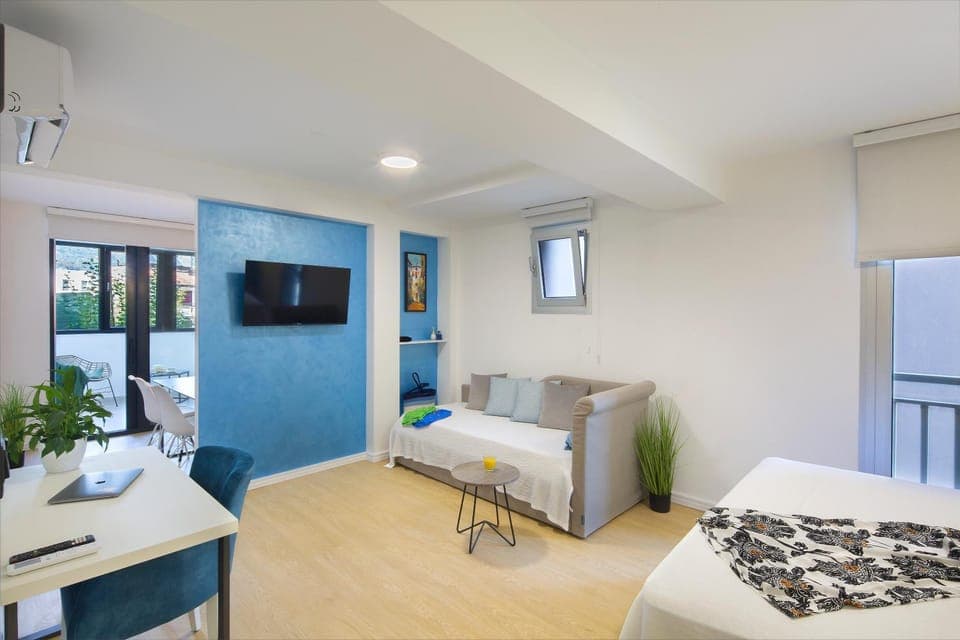 TV and multimedia, Photo of the whole room, Bedroom