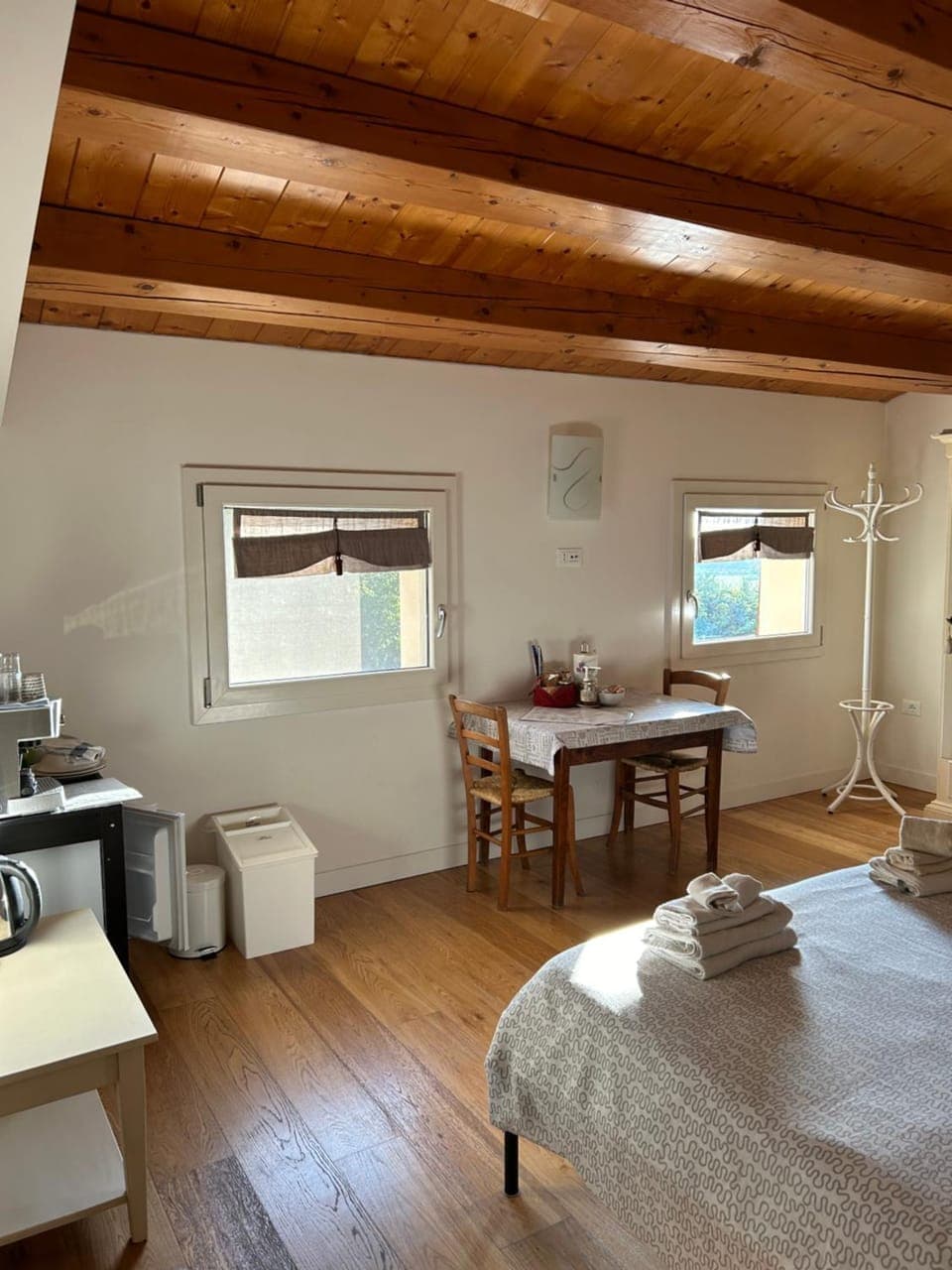 Photo of the whole room, Dining area