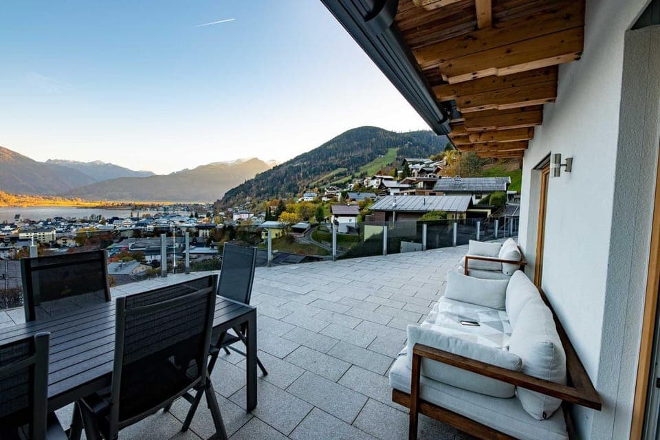 Day, Natural landscape, Balcony/Terrace, Dining area, City view, Lake view, Mountain view