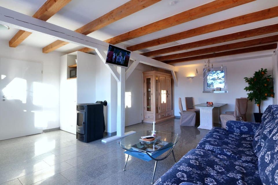 Spring, Summer, Living room, Decorative detail, Seating area, Dining area, On site, Area and facilities, Seasons