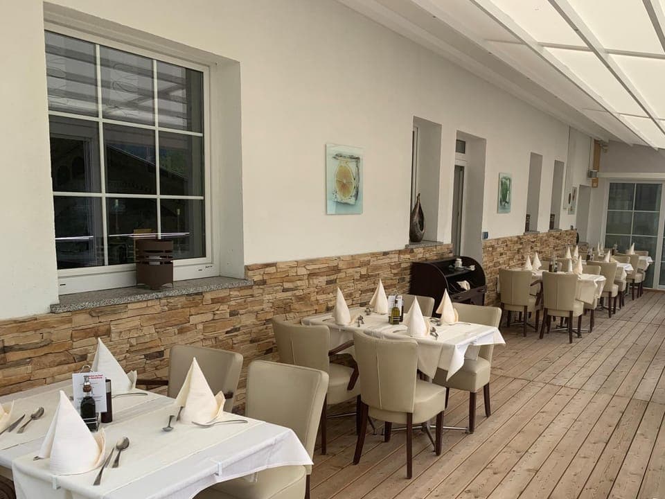 Restaurant/places to eat, Balcony/Terrace