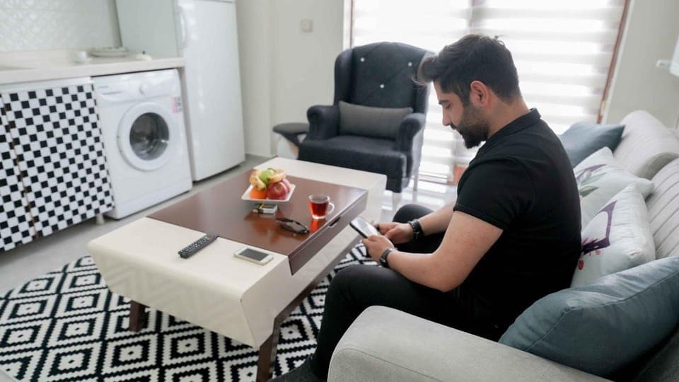 People, TV and multimedia, Living room, Food and drinks, Seating area, Dining area, Food