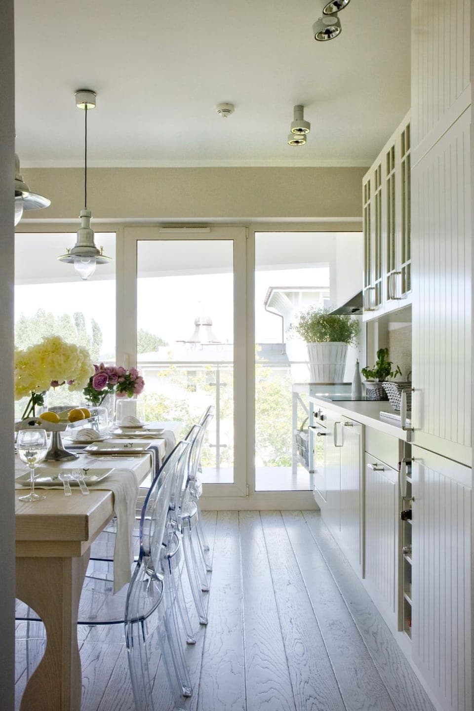 Photo of the whole room, Dining area