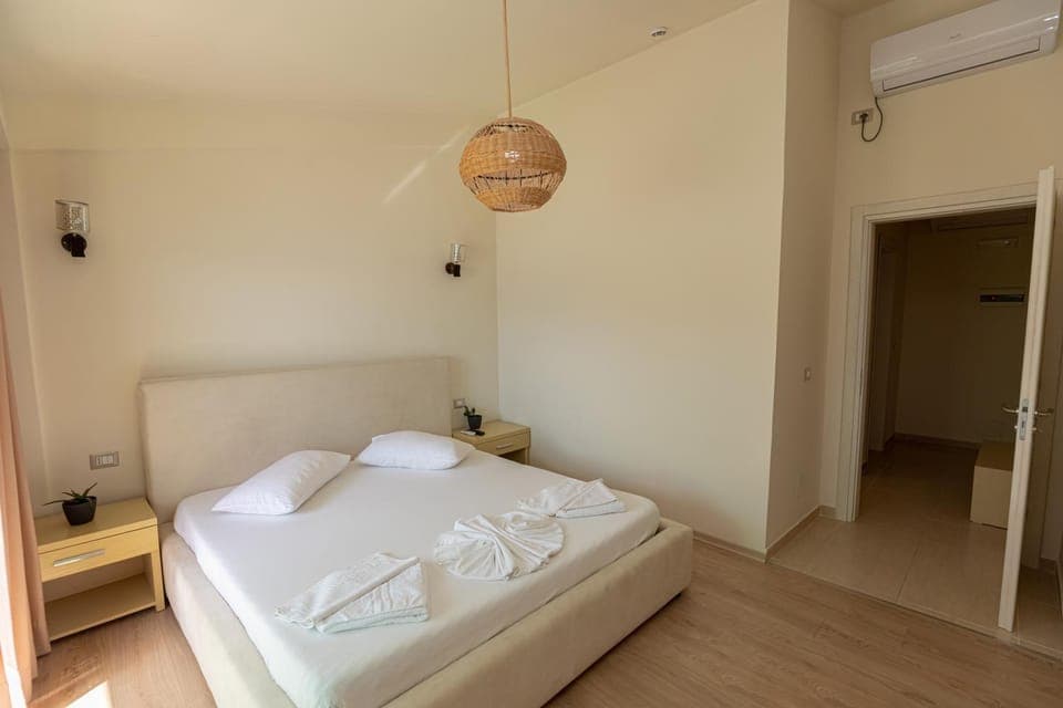 Bed, Photo of the whole room, Bedroom, towels, air conditioner