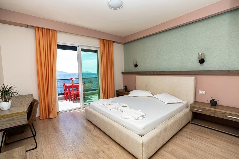 Photo of the whole room, Sea view