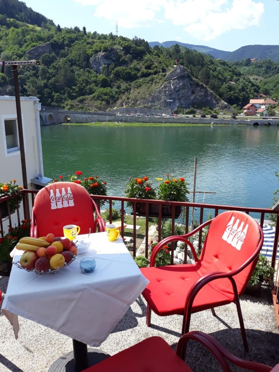 View (from property/room), Balcony/Terrace, Seating area, Lake view, River view