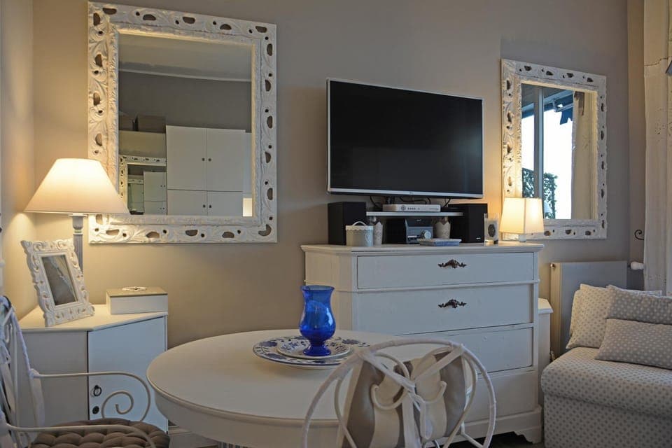 Communal lounge/ TV room, TV and multimedia, Photo of the whole room, Decorative detail, Dining area, Bedroom