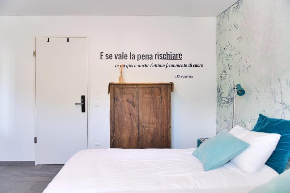 Bedroom, Text overlay, wardrobe