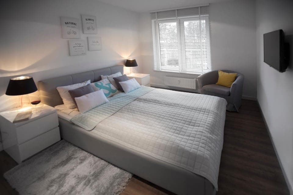 TV and multimedia, Seating area, Bedroom