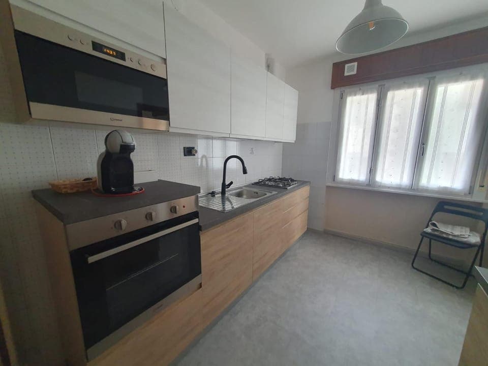 Kitchen or kitchenette, minibar, stove