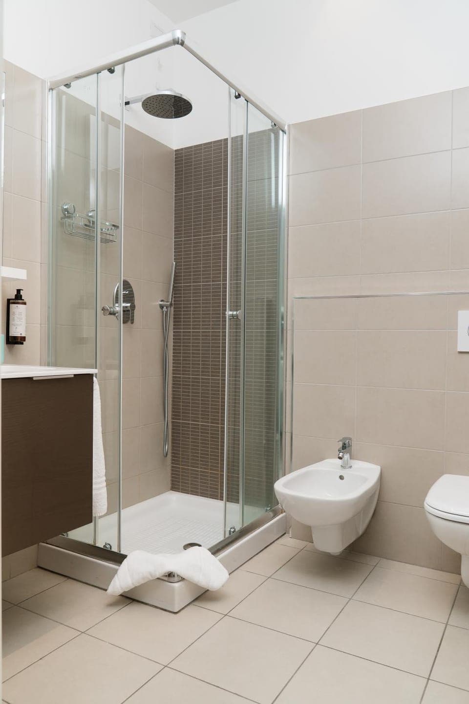 Shower, Toilet, Bathroom, bidet, towels