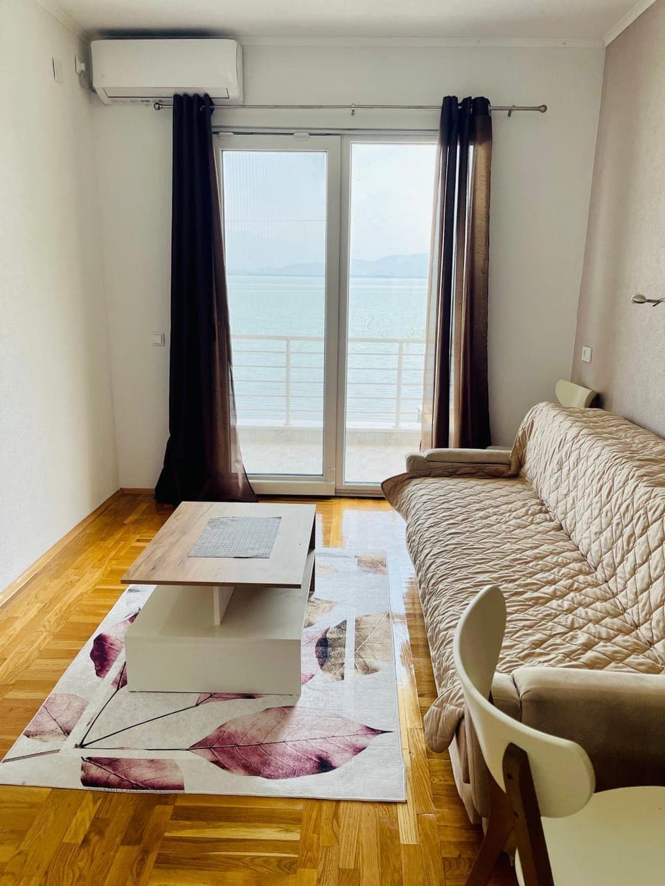 Living room, Photo of the whole room, Seating area