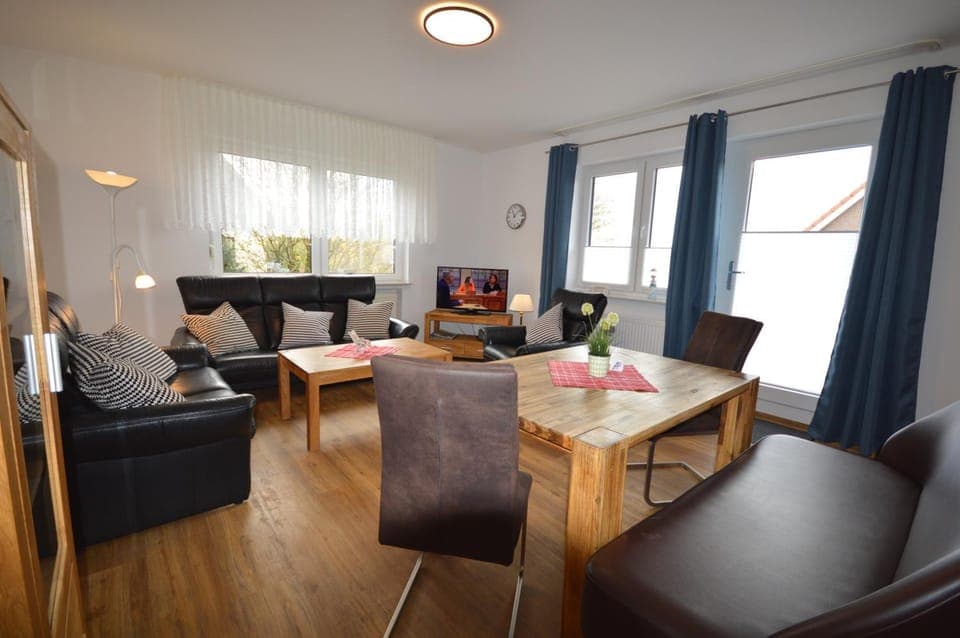 TV and multimedia, View (from property/room), Living room, Seating area, Dining area, Food, Lunch, Dinner