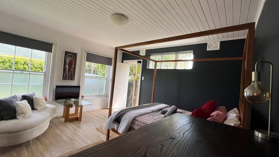 Bed, Living room, Photo of the whole room, Seating area, Bedroom